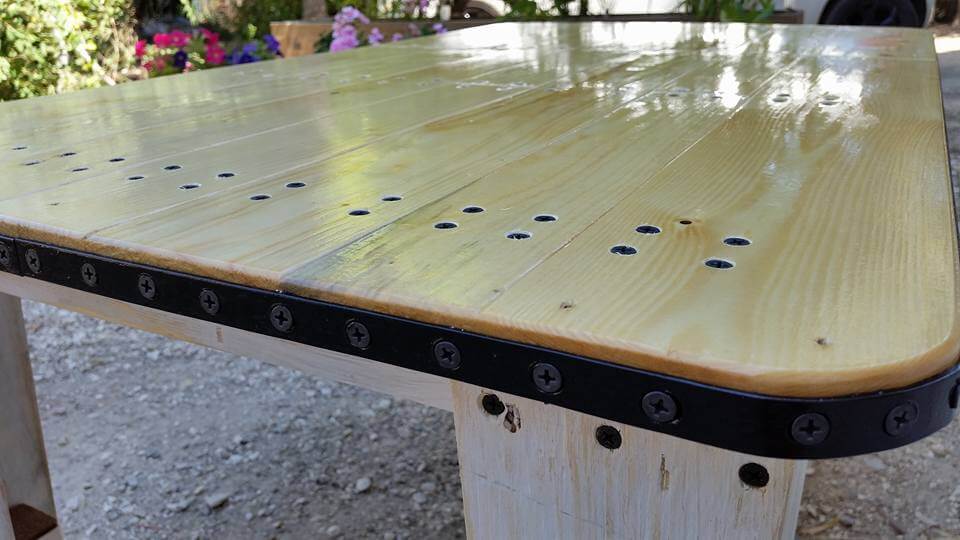 pallet-coffee-table-with-accent-black-metal-boundry-line.jpg