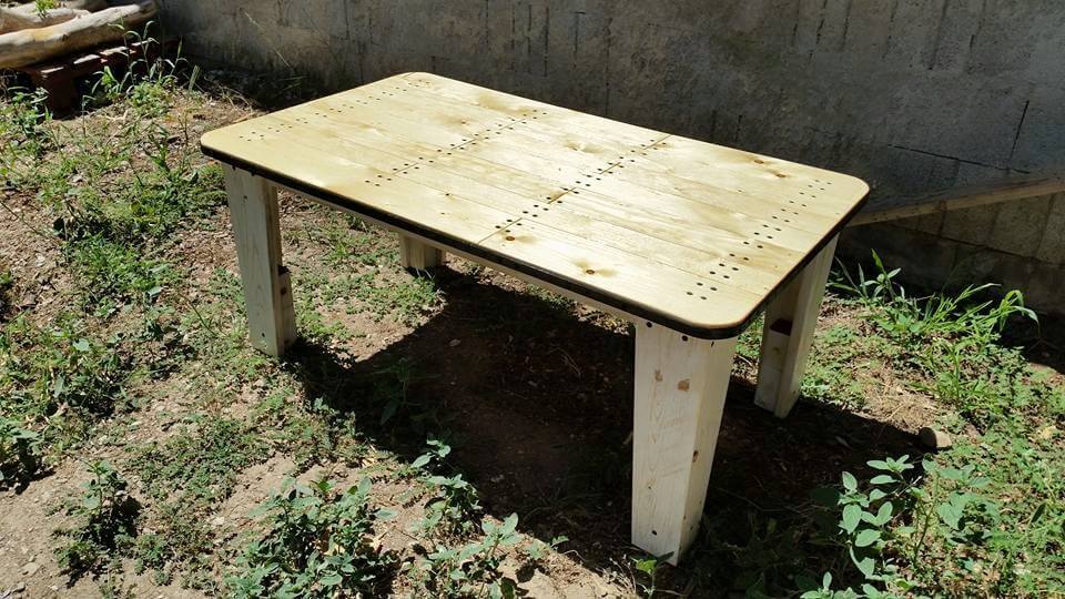 pallet-coffee-table-with-round-accent-edging.jpg