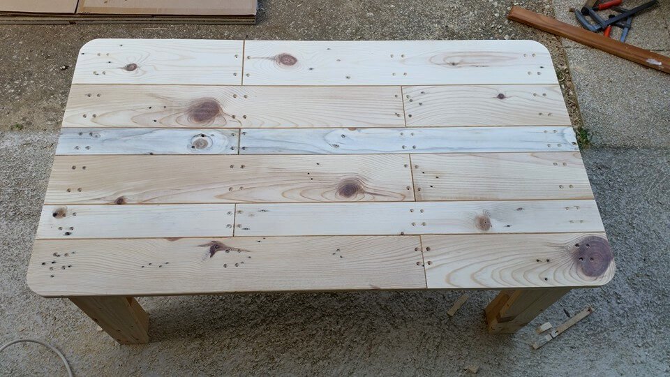 rustic-pallet-wood-coffee-table-with-round-edges.jpg
