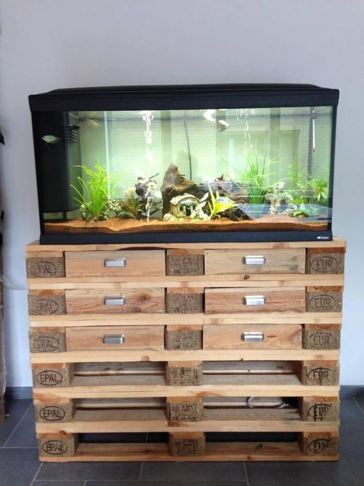 Pallet-Table-or-Aquarium-Stand-with-Drawers.jpg